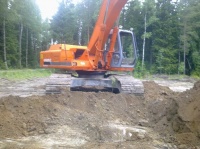 Kalliota alla kentän ja sitä järkäleittäin rikottiin ja poistettiin.